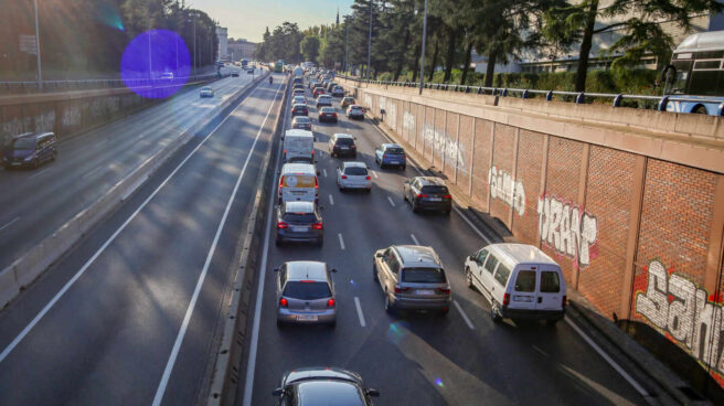 Una autopista con vehículos en Madrid