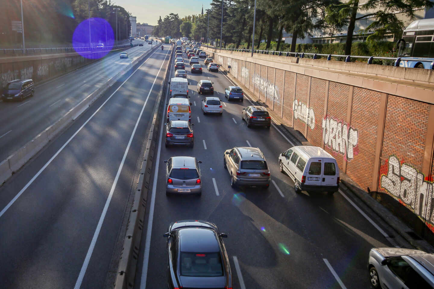 Una autopista con vehículos en Madrid