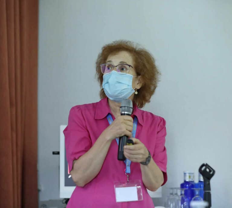 Del Val afirma que "no todos los pacientes con cáncer" son prioritarios para vacunar