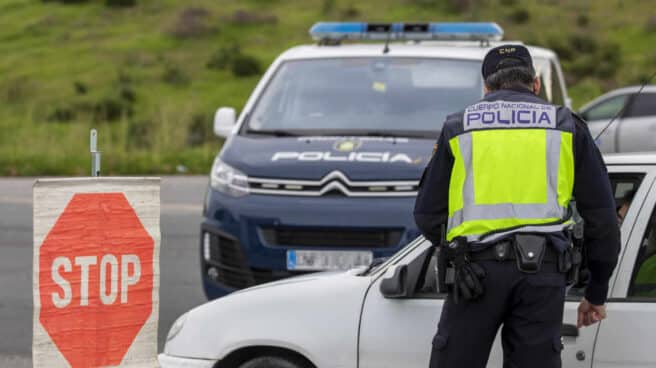 Control de la Policía Nacional tras el cierre de la frontera entre España y Portugal Un agente de la Polcía Nacional