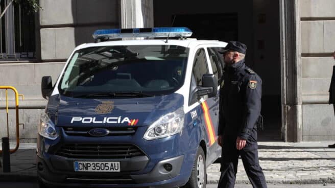 La Policía detiene a una cuarta persona como presunto autor de la muerte de Samuel Un furgón de la Policía Nacional