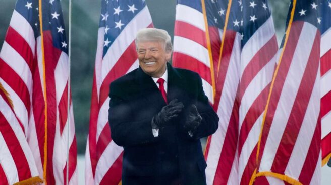 El Senado absuelve a Donald Trump en su segundo impeachment Donald Trump saluda a sus seguidores en un mitin