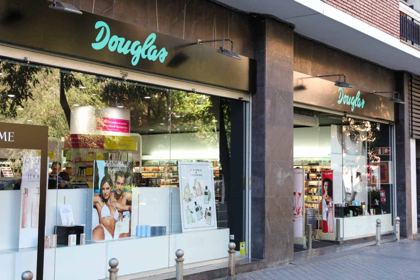 El escaparate de una tienda Douglas.