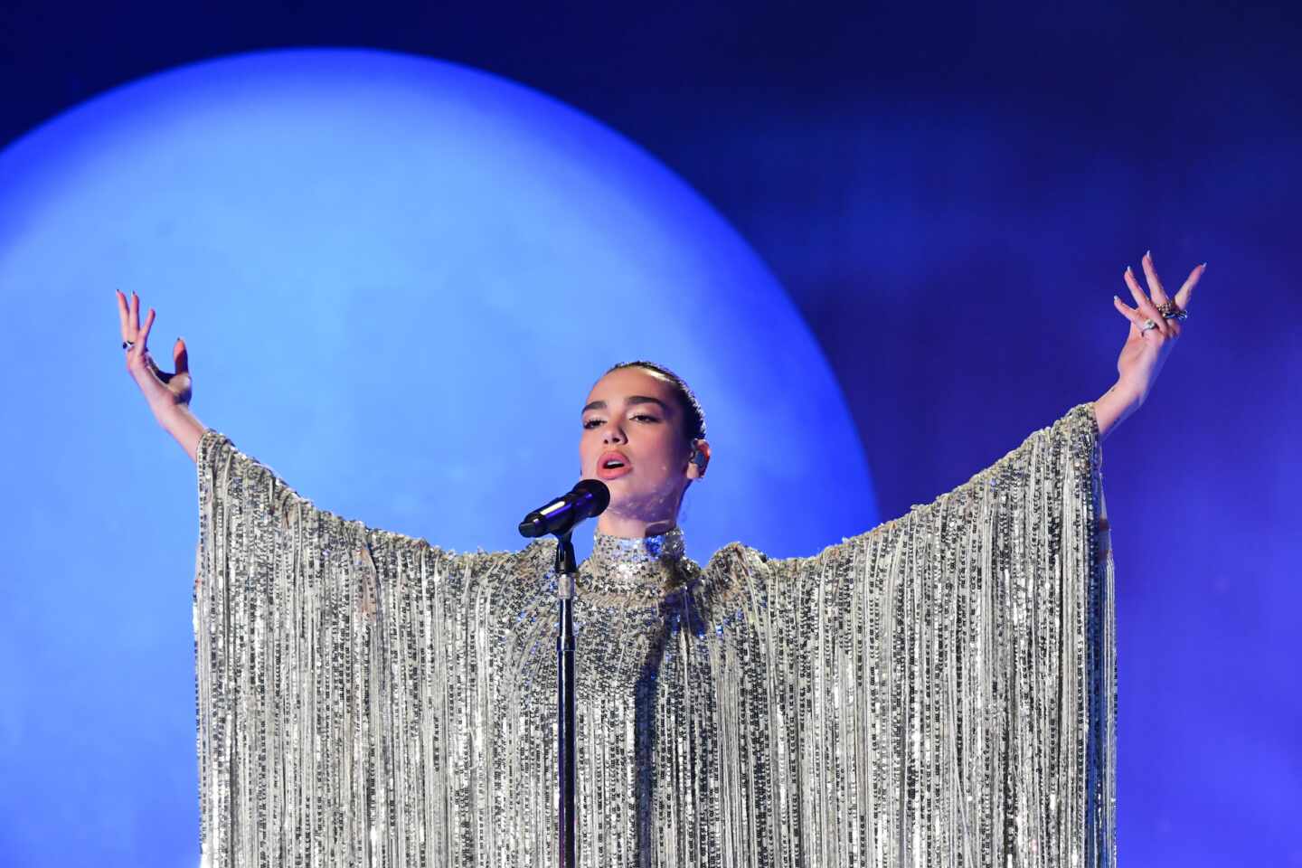 Dua Lipa en un concierto en Londres