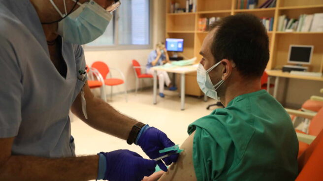 El Sistema Público de Salud necesitará al sector privado para administrar la vacuna del Covid Una enfermera administra una vacuna contra el coronavirus a un enfermero
