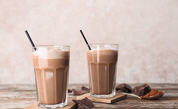 Dos vasos de cacao puro para merendar