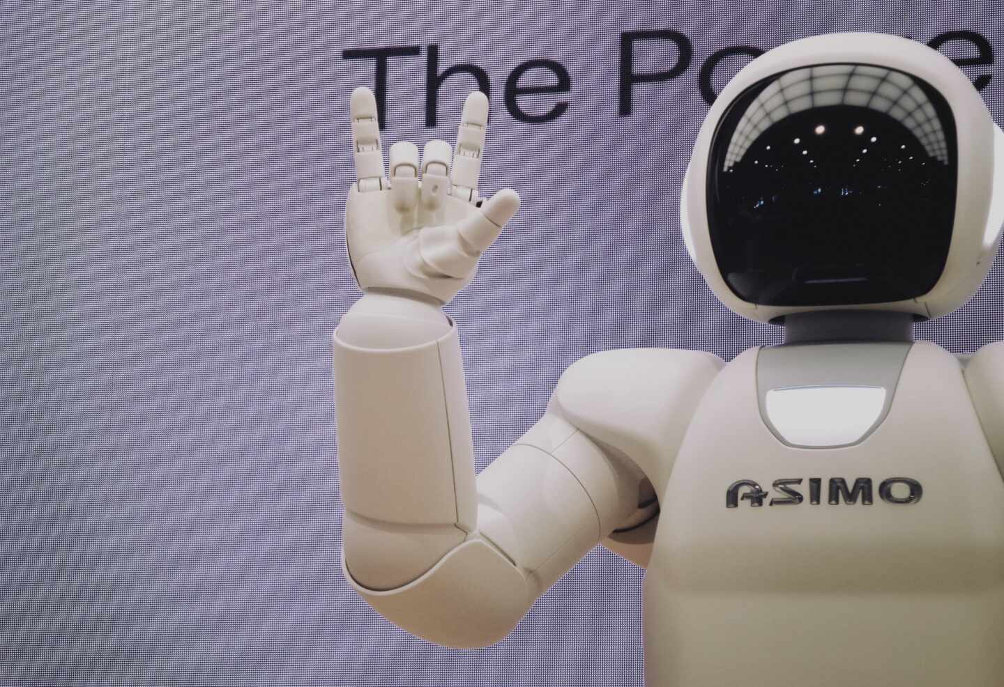 Un robot realizando un saludo
