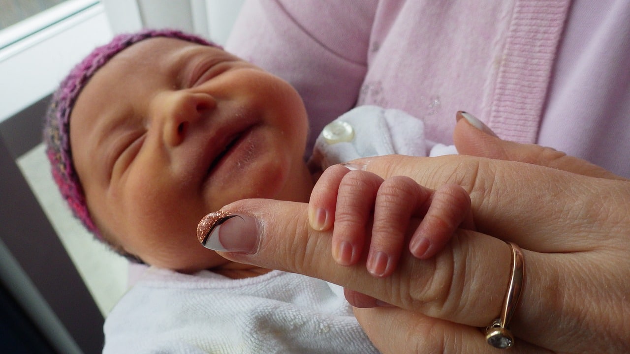 Un muñeco reborn en las manos de alguien