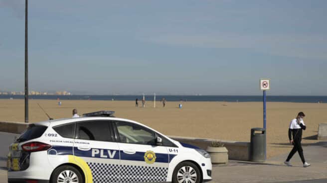 Un coche de la Policía Local en la Playa de la Malvarrosa, en Valencia. Encuentran el cadáver del joven que cayó al mar ayer frente a La Malvarrosa
