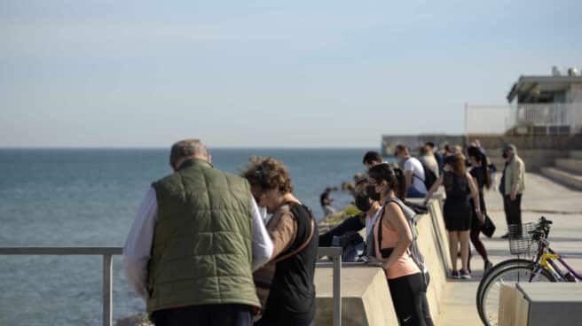 Varias personas en la Playa de Malvarrosa en Valencia Varias personas en la Playa de Malvarrosa en Valencia
