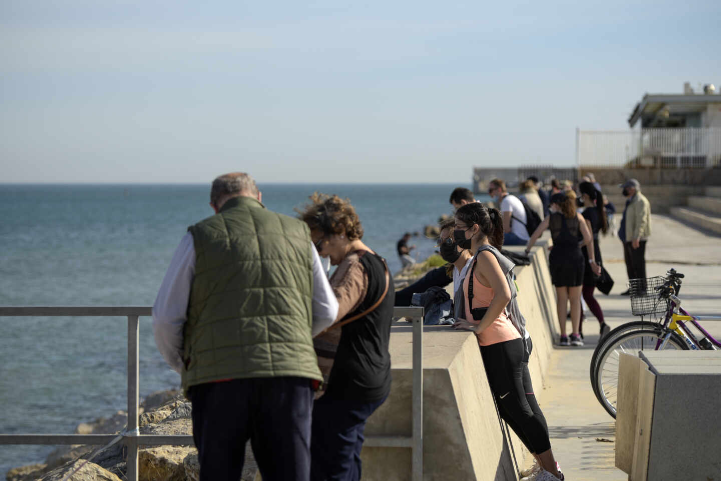 Varias personas en la Playa de Malvarrosa en Valencia