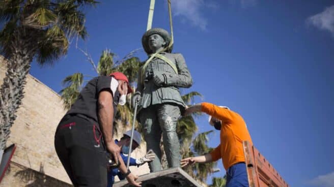 Retirada de la estatua de Franco en Melilla, la última que quedaba en España dedicada al dictador