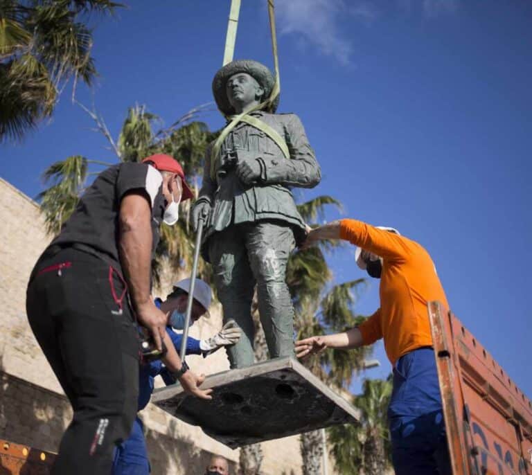 Retirada la última estatua de Franco en España