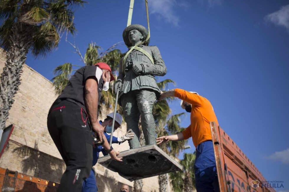 Retirada de la estatua de Franco en Melilla, la última que quedaba en España dedicada al dictador