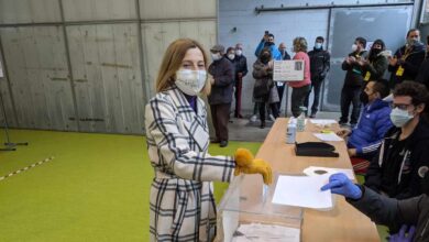 Los políticos catalanes votan marcados por las franjas del covid