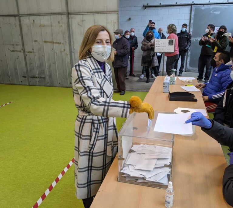 Los políticos catalanes votan marcados por las franjas del covid