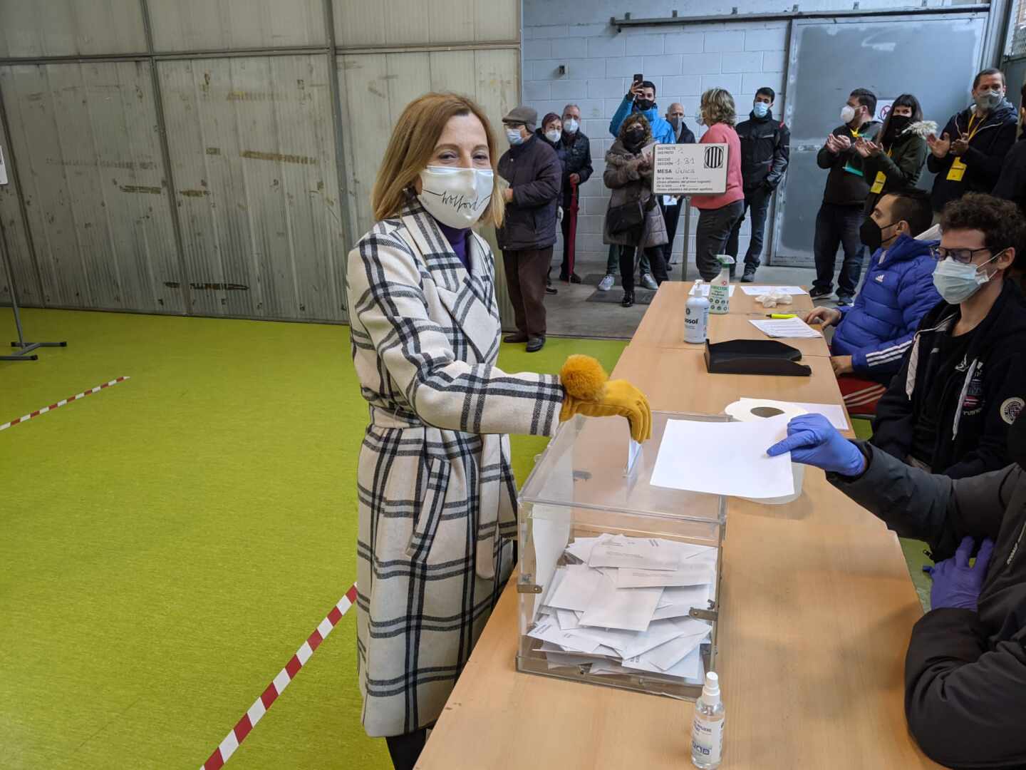 Los políticos catalanes votan marcados por las franjas del covid