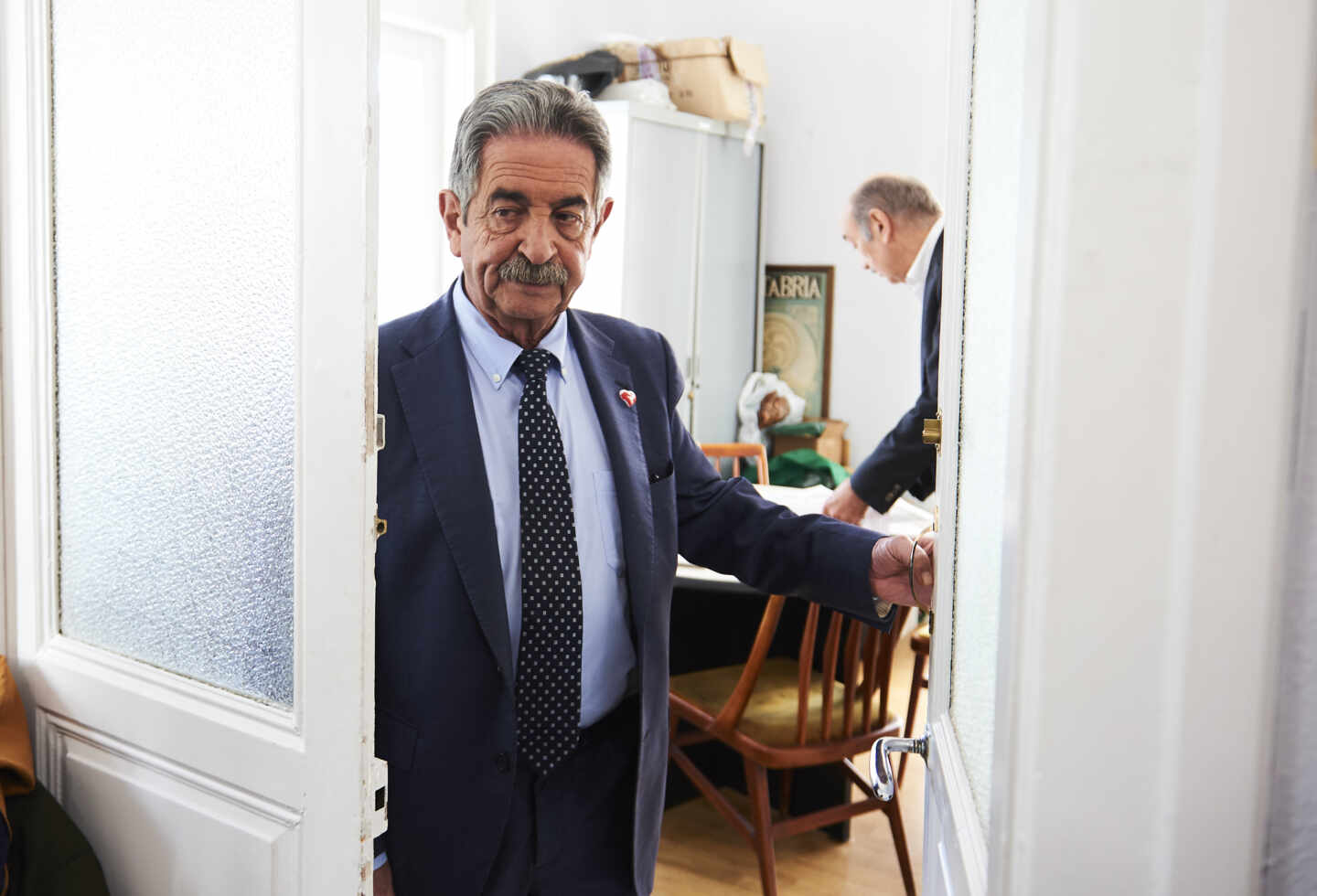 El presidente de Cantabria Miguel Ángel Revilla saliendo de un despacho.