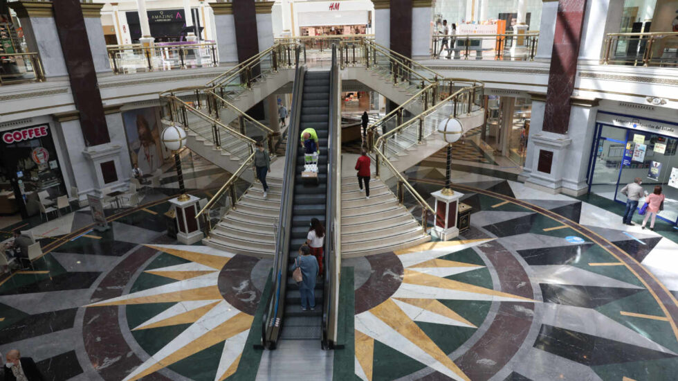 Varias personas pasean por el Centro Plaza Norte 2, en San Sebastián de los Reyes (Madrid).
