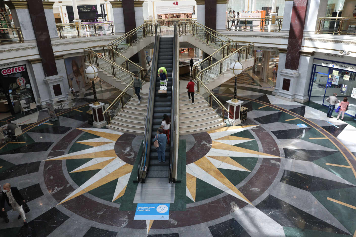 Varias personas pasean por el Centro Plaza Norte 2, en San Sebastián de los Reyes (Madrid).