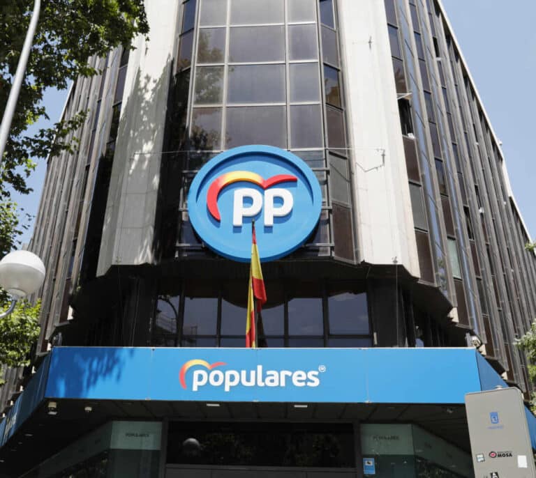 Génova 13, el barco pirata y el velero de Perales