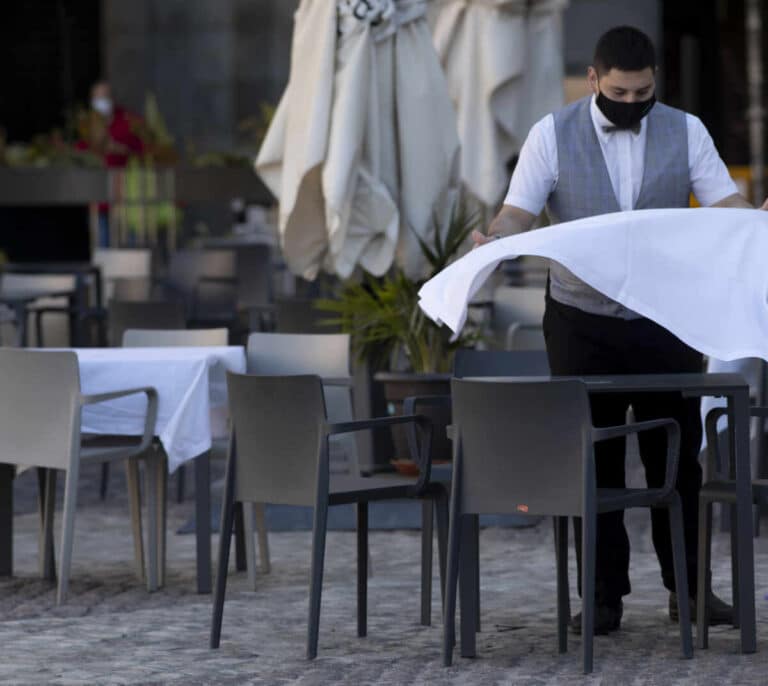 Madrid estudia priorizar en la vacunación a profesores, camareros, taxistas y cajeros