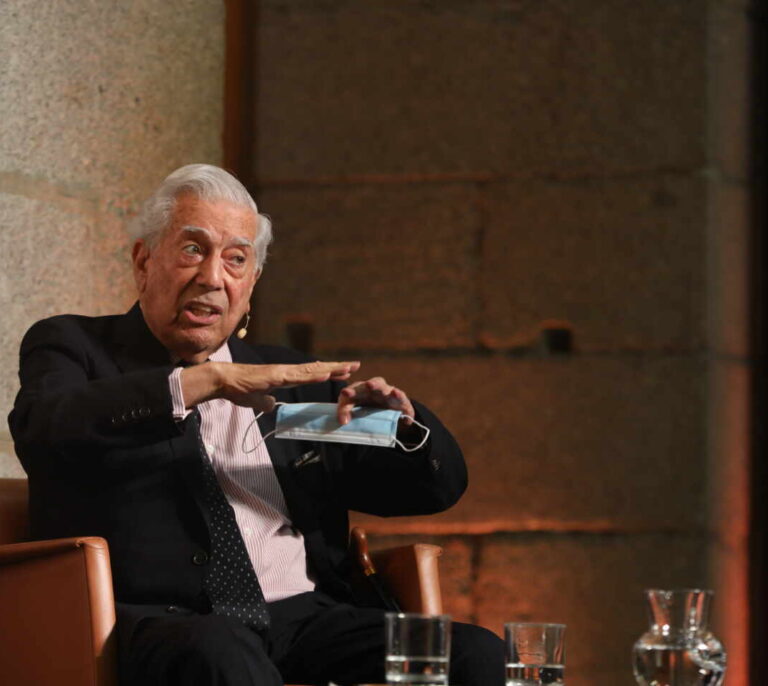 Vargas Llosa, Savater y otras 43 personalidades envían su apoyo a la sociedad catalana: "No estáis solos"