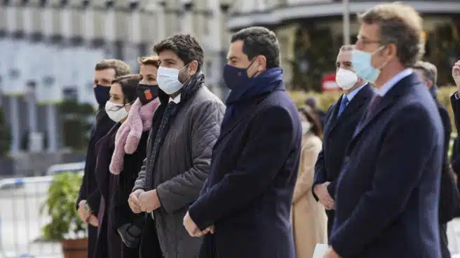 Casado trata de frenar otra guerra entre sus barones en plena campaña catalana