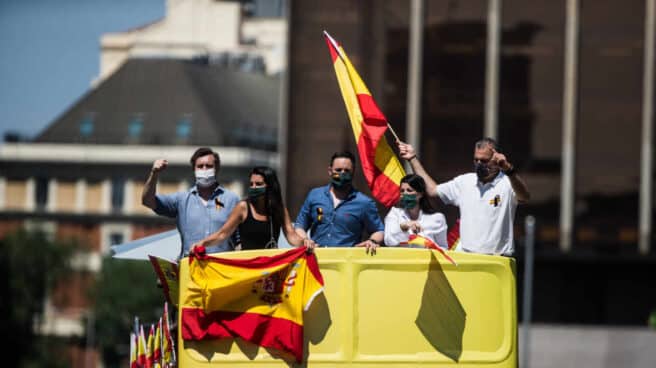 Representantes de Vox montados en un autobús durante manifestación para pedir la dimisión del Gobierno.