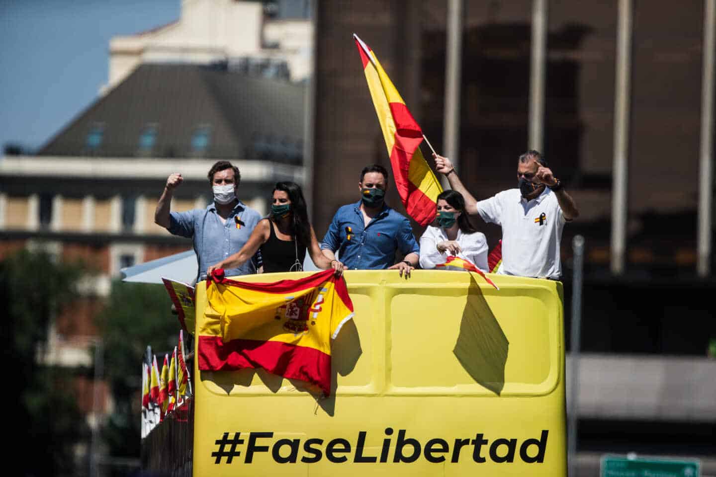 Representantes de Vox montados en un autobús durante manifestación para pedir la dimisión del Gobierno.