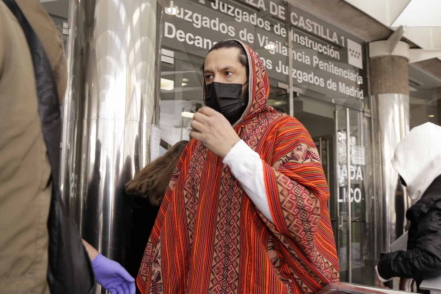 Rafael Amargo acude a los juzgados junto a su pareja a firmar, en Madrid