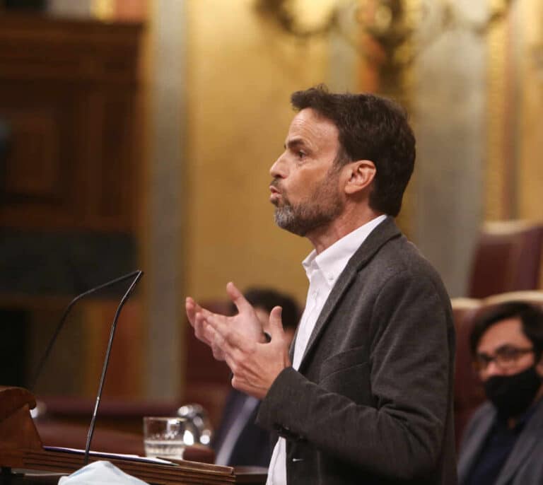 Podemos asegura que Felipe VI tendrá que firmar los indultos, "si no debería abdicar"