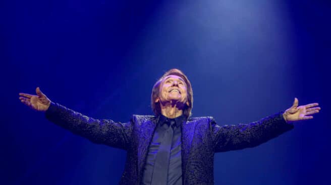 El cantante Raphael saludo al público durante su concierto en el Wizink Center en Madrid.