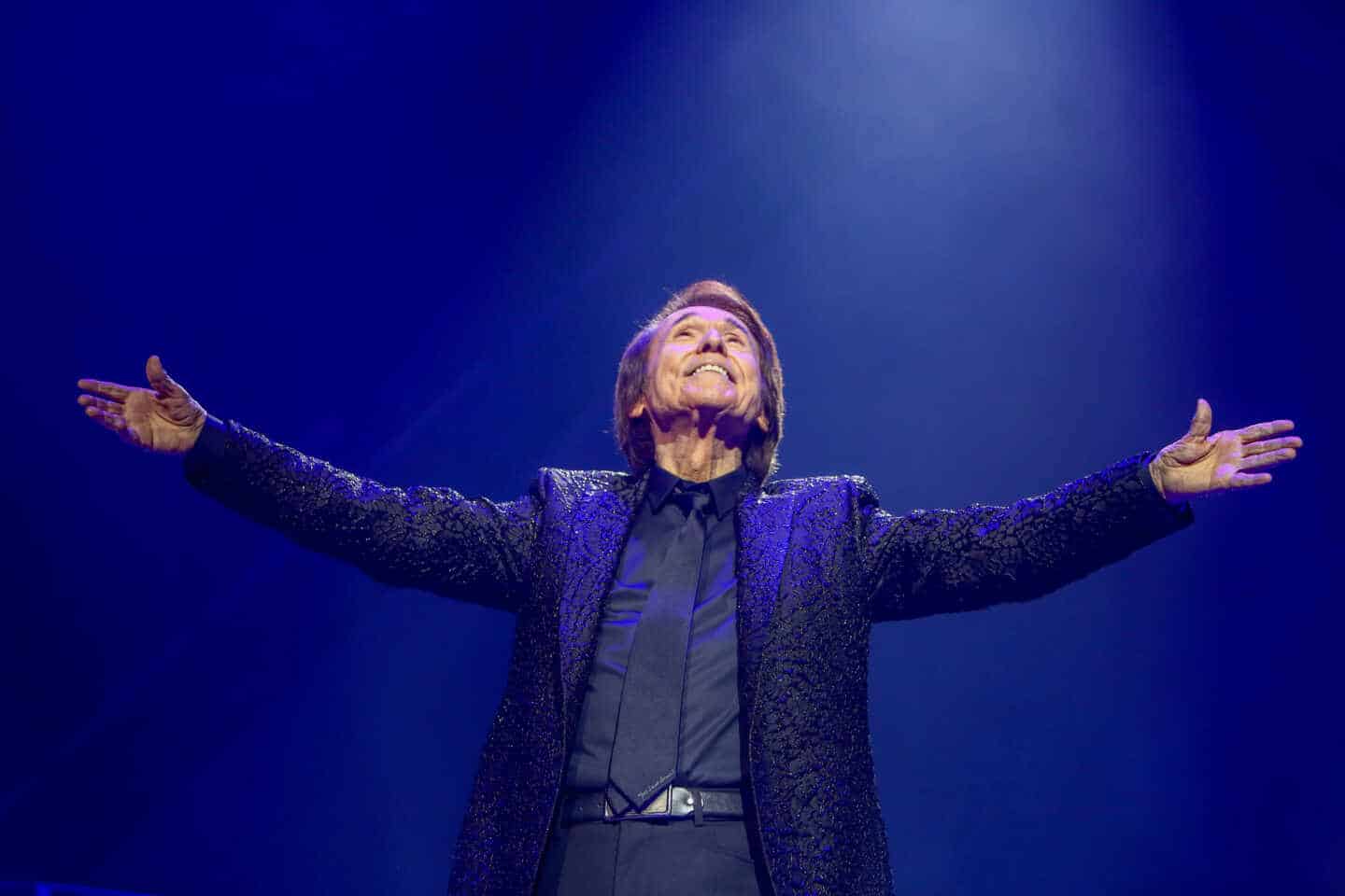 El cantante Raphael saludo al público durante su concierto en el Wizink Center en Madrid.