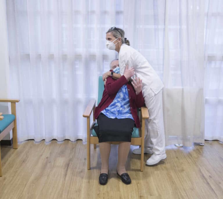 La mitad de las CCAA completa la vacunación en residencias mientras se observan los primeros efectos positivos