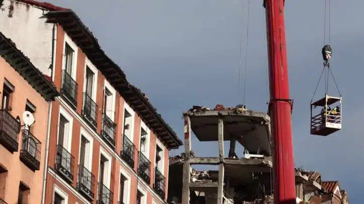 Un grúa durante el desmontaje del edificio siniestrado en el número 98 de la calle Toledo, en Madrid