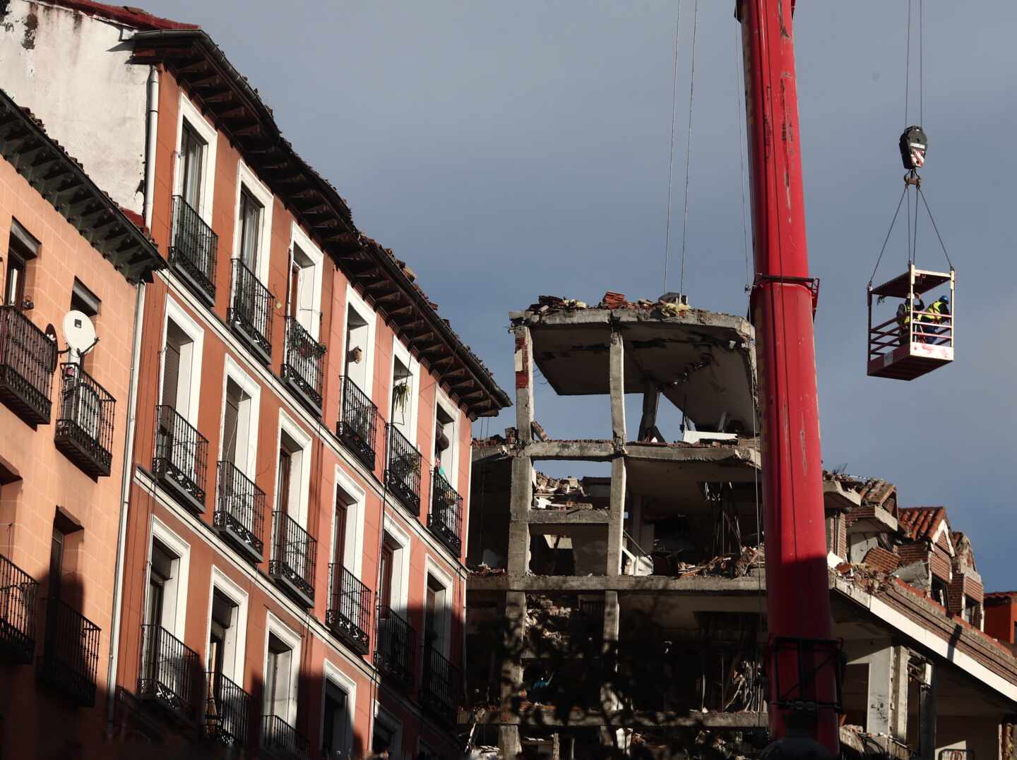 Un grúa durante el desmontaje del edificio siniestrado en el número 98 de la calle Toledo, en Madrid