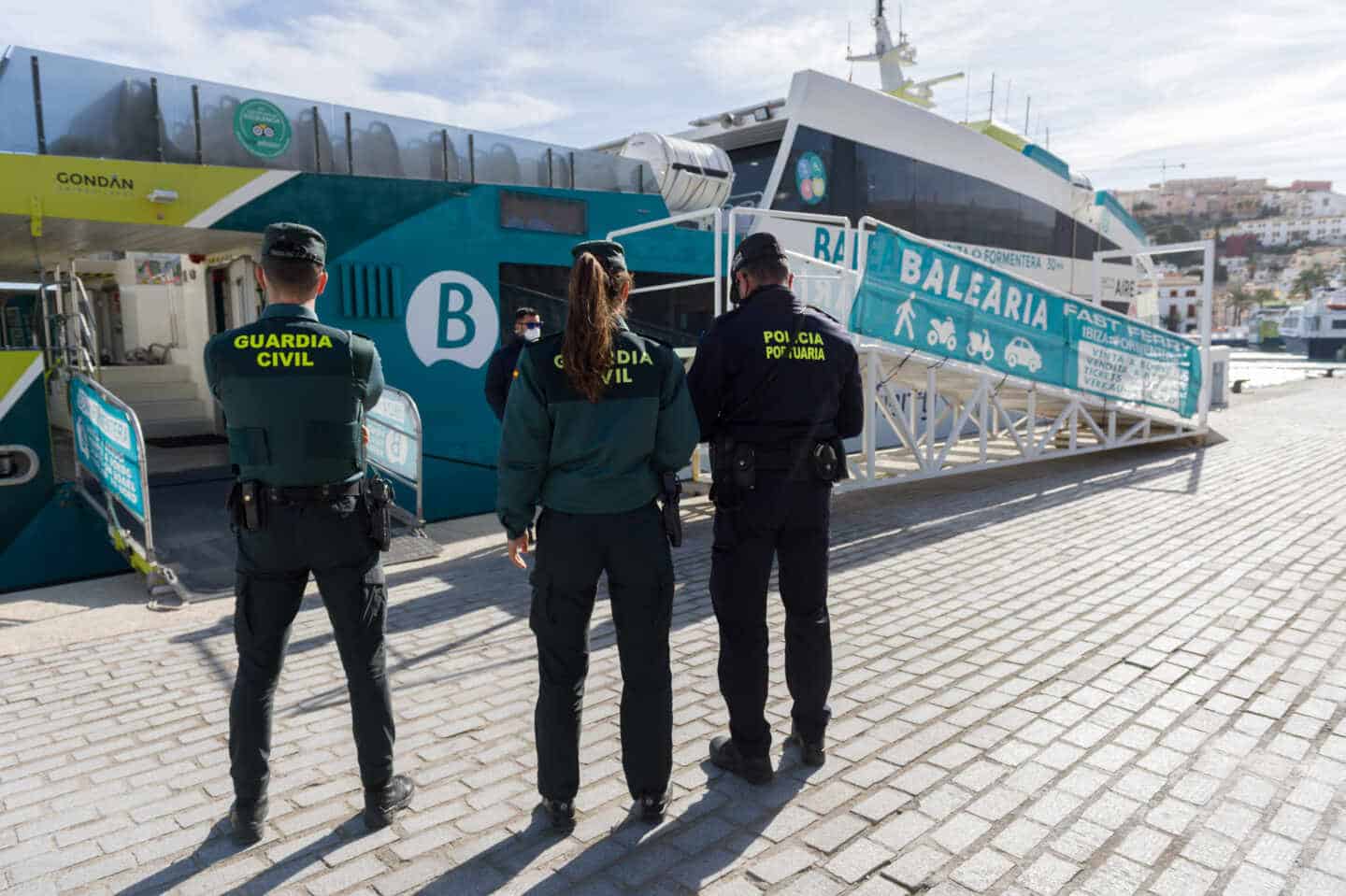 Agentes de la Guardia Civil vigilan el Puerto de Ibiza.