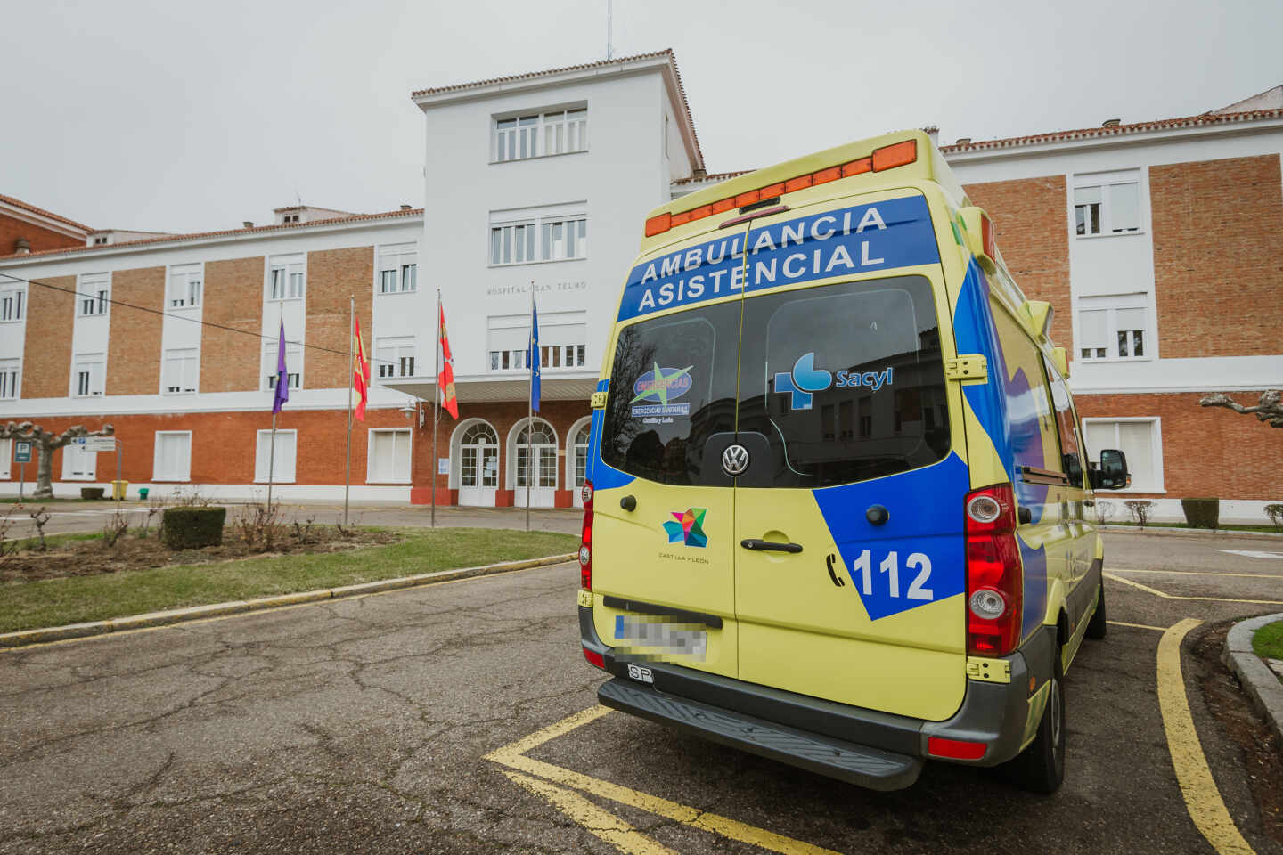 Una ambulancia a las puertas de Hospital General San Telmo , en Palencia, Castilla y León, a finales de enero.