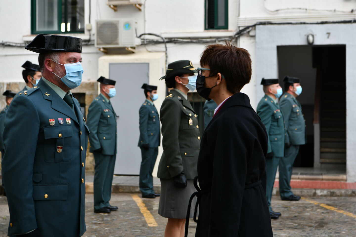 La directora general de la Guardia Civil, María Gámez, saluda a un agente de la Guardia Civil durante su visita a Ceuta.