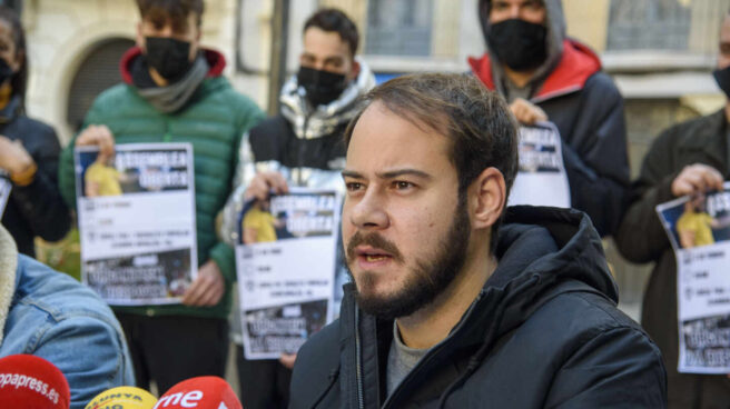 El rapero Pablo Rivadulla Duro, conocido musicalmente como Pablo Hasél, atendiendo a los medios.