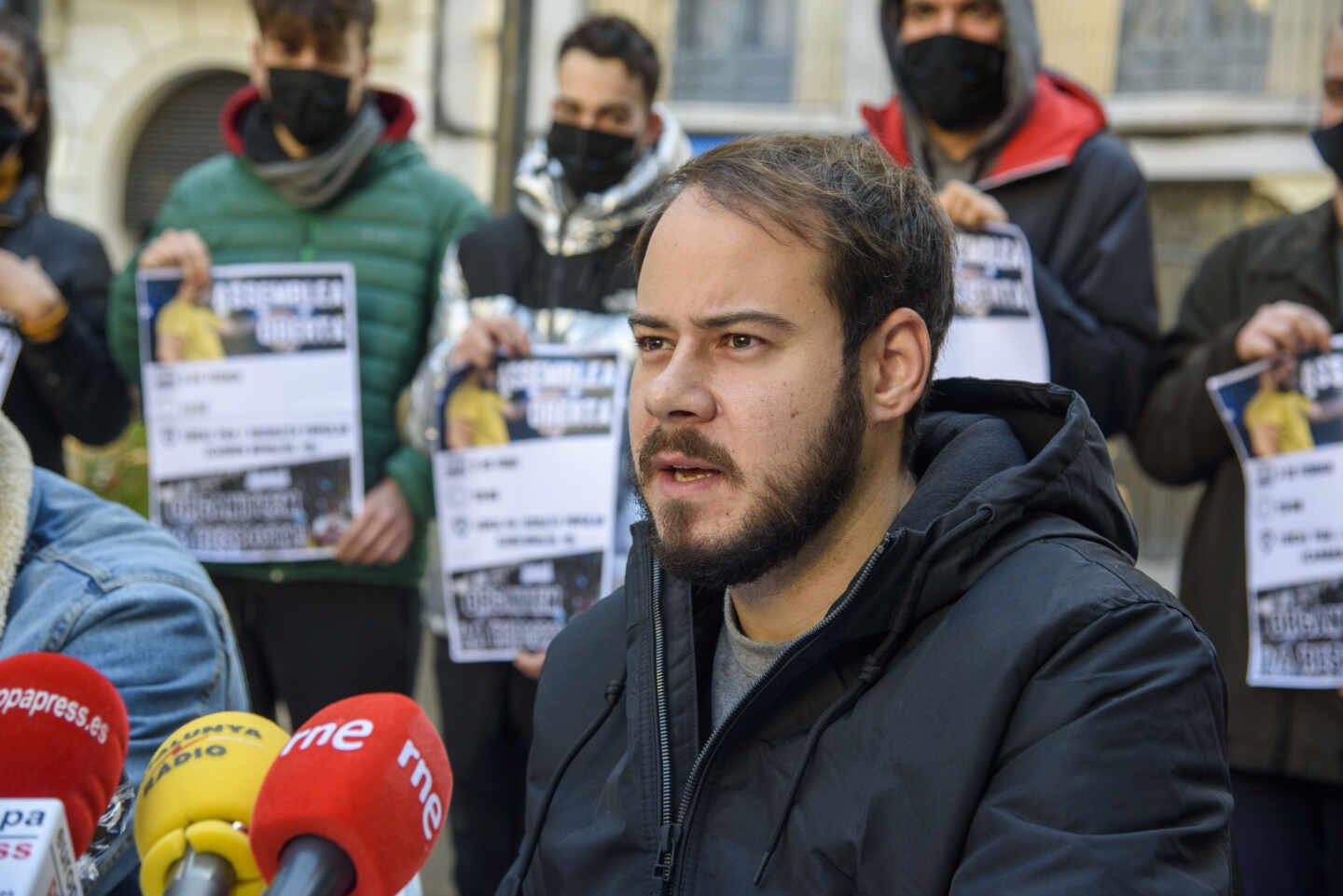 El rapero Pablo Rivadulla Duro, conocido musicalmente como Pablo Hasél, atendiendo a los medios.