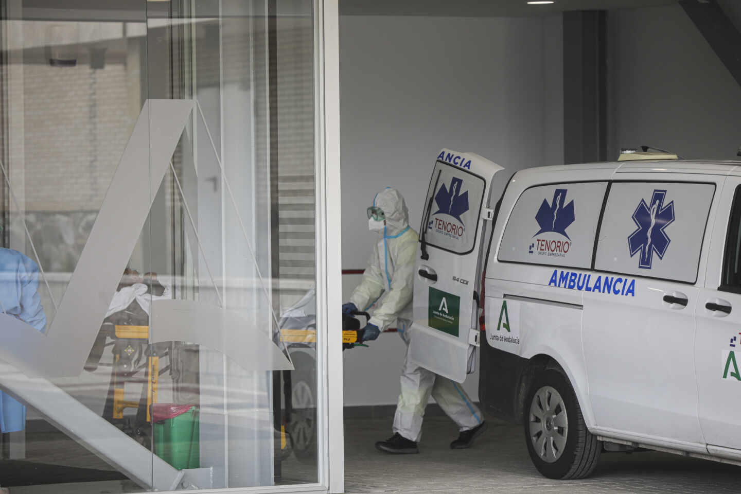 Personal sanitario con traje EPI durante el ingreso de un paciente covid-19 al nuevo Hospital de Emergencia Covid-19. En Sevilla