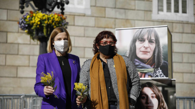 La expresidenta del Parlament, Carme Forcadell, y la exconsellera Dolors Bassa, durante un acto electoral sobre feminismo en la plaza Sant Jaume de Barcelona