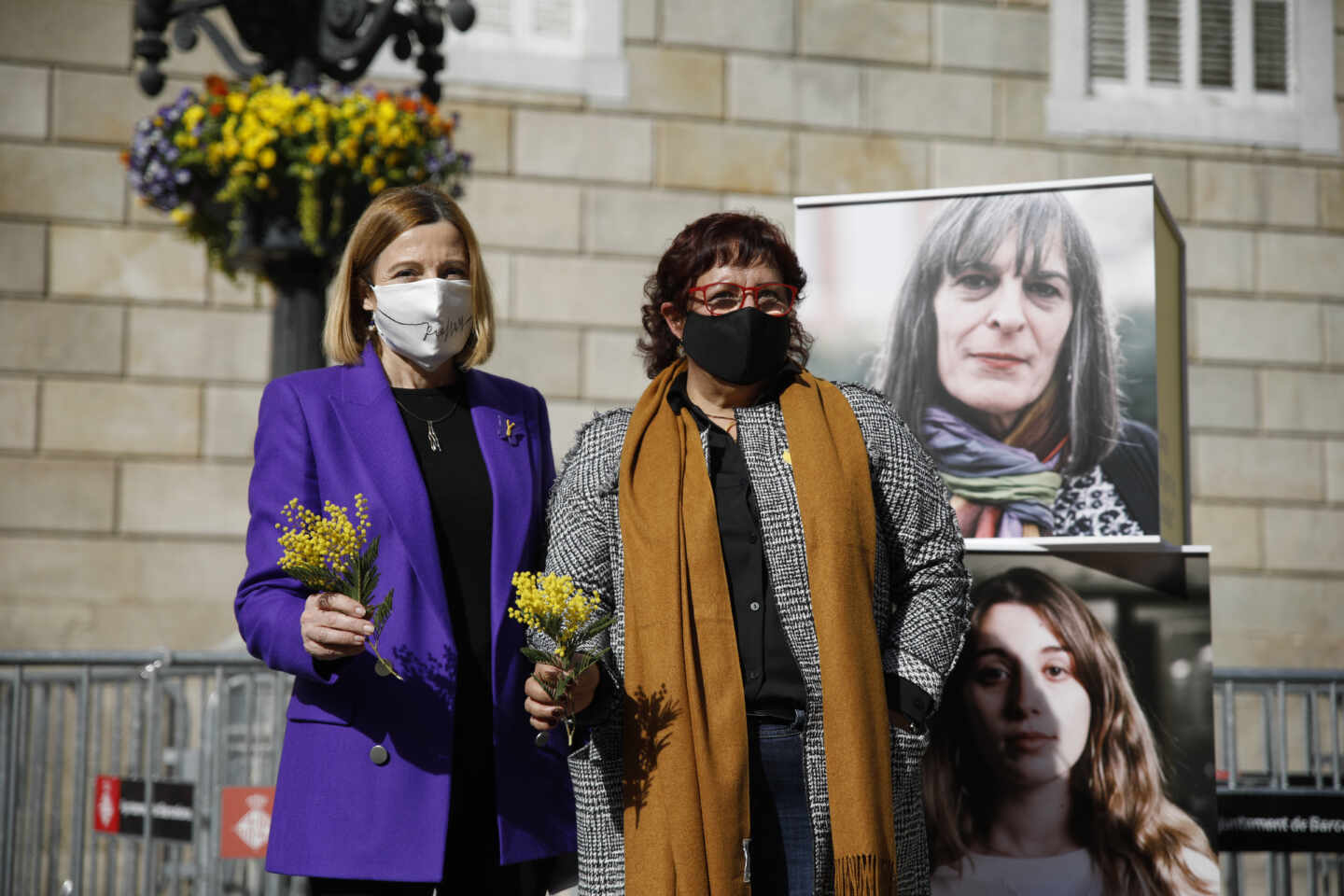 La expresidenta del Parlament, Carme Forcadell, y la exconsellera Dolors Bassa, durante un acto electoral sobre feminismo en la plaza Sant Jaume de Barcelona