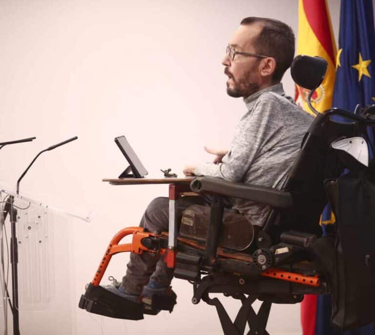 Adultos bajo los colchones y políticos entre las llamas