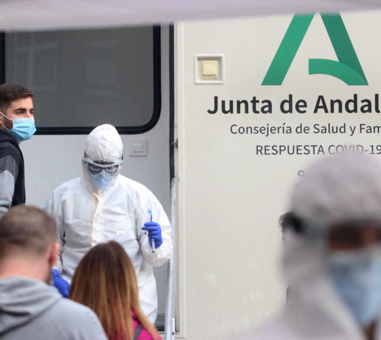 Coronavirus en Andalucía: bajan los hospitalizados y los ingresos en UCI