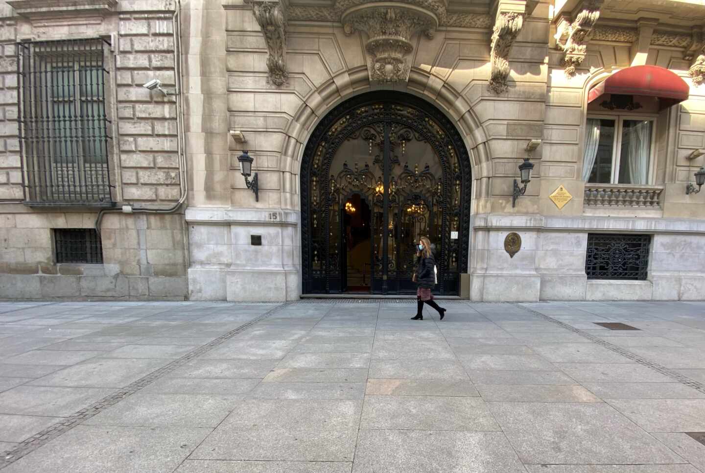 Una persona pasa por la puerta del Casino de Madrid