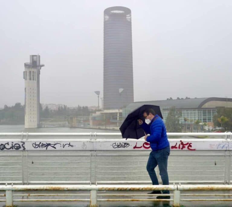 El viento y el oleaje ponen en riesgo a siete provincias del norte y Andalucía