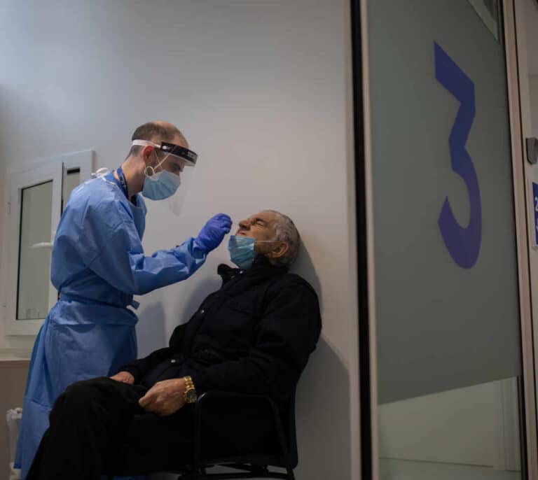 Cataluña detecta un brote de la variante brasileña del coronavirus